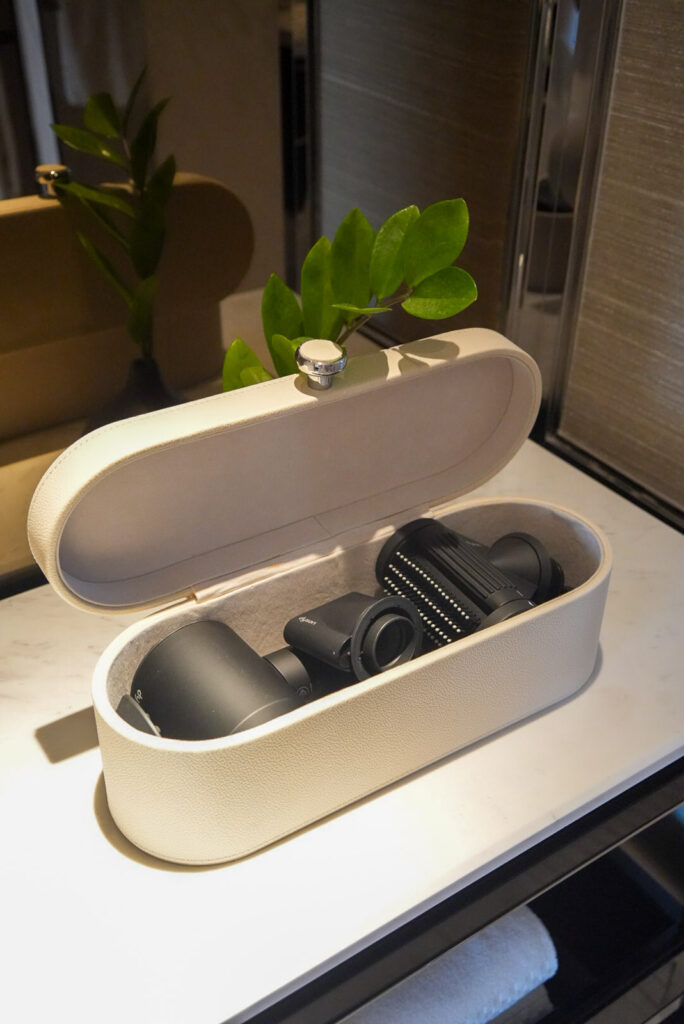 客室のDyson Supersonicドライヤー / Dyson Supersonic hairdryer in the guest room