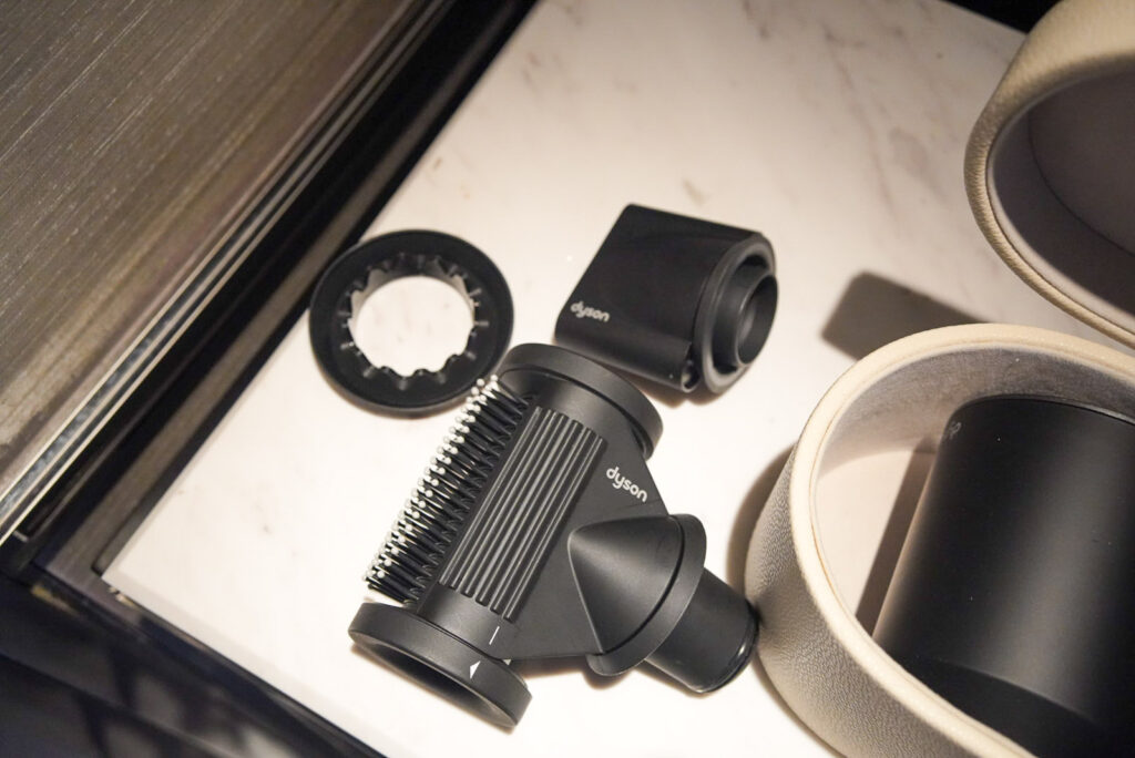 客室のDyson Supersonicドライヤー / Dyson Supersonic hairdryer in the guest room
