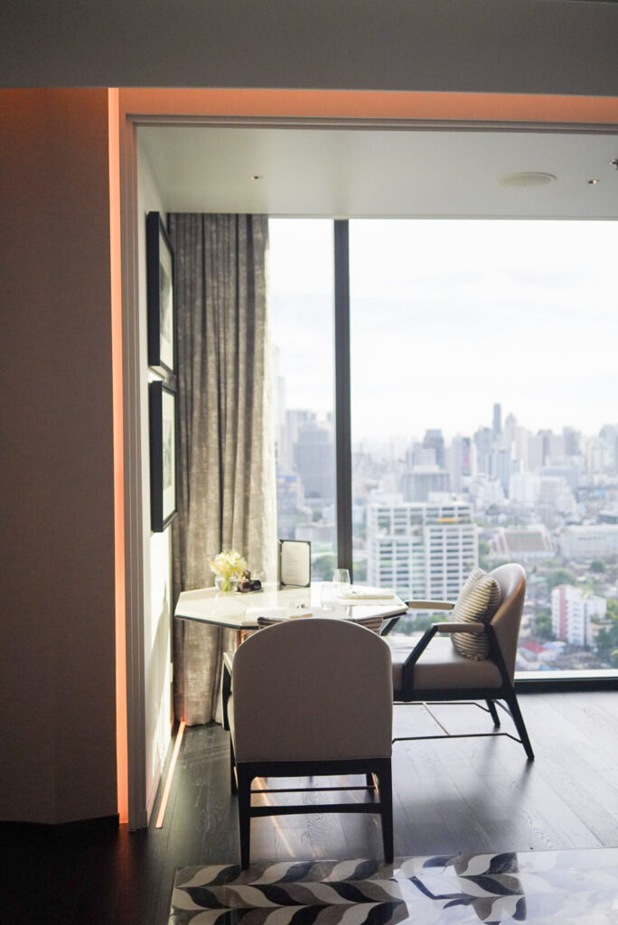 リッツカールトンバンコクの23階クラブラウンジ / Club Lounge on the 23rd floor at The Ritz-Carlton Bangkok