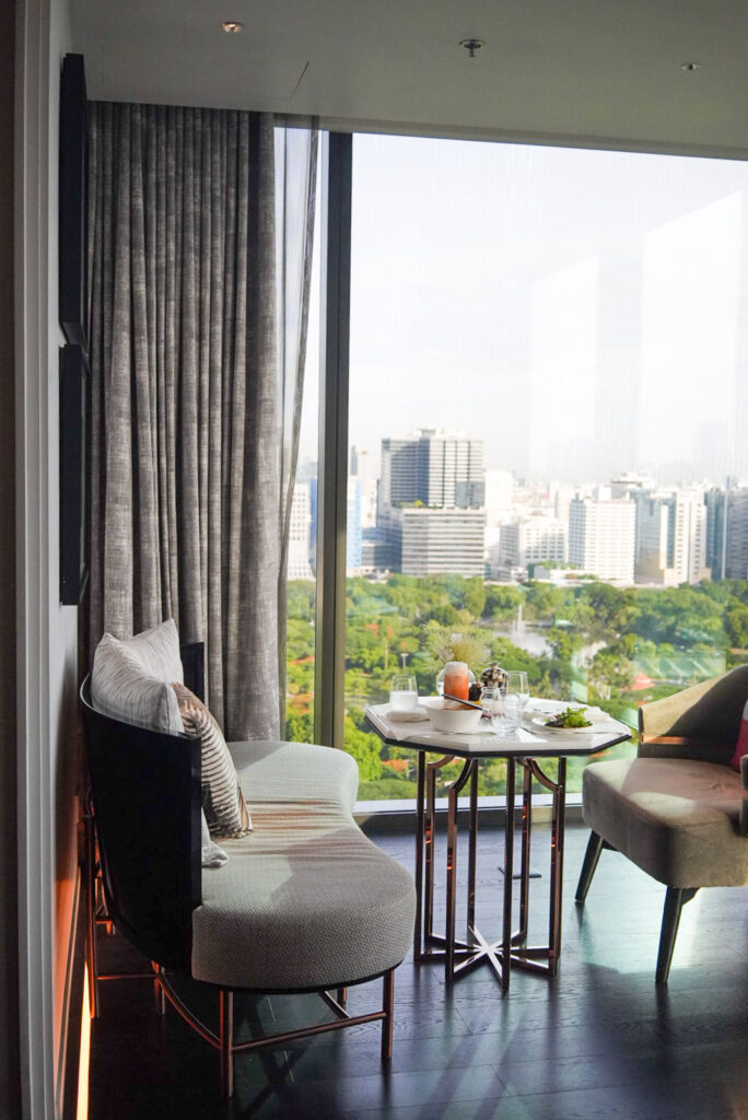 リッツカールトンバンコクの23階クラブラウンジ / Club Lounge on the 23rd floor at The Ritz-Carlton Bangkok