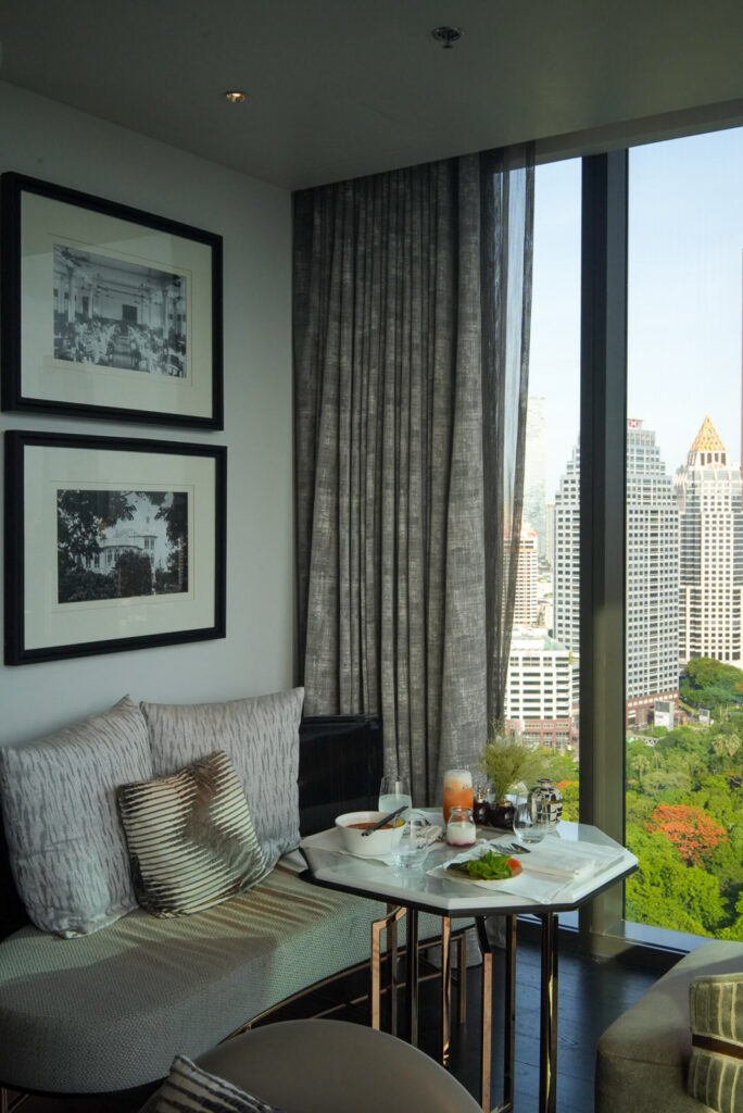リッツカールトンバンコクの23階クラブラウンジ / Club Lounge on the 23rd floor at The Ritz-Carlton Bangkok