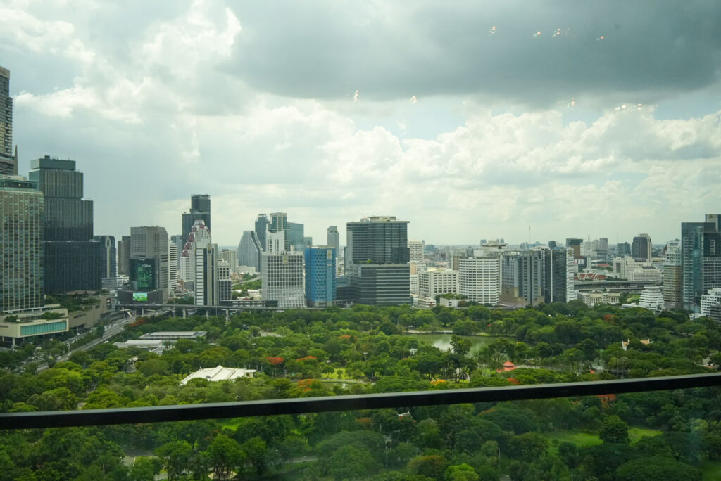クラブラウンジのバルコニーとルンピニ公園 / Club Lounge balcony overlooking Lumpini Park at The Ritz-Carlton Bangkok