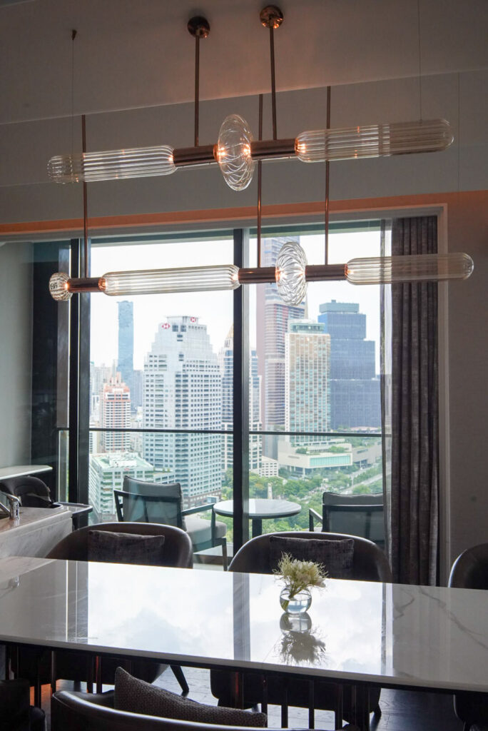 リッツカールトンバンコクの23階クラブラウンジ / Club Lounge on the 23rd floor at The Ritz-Carlton Bangkok