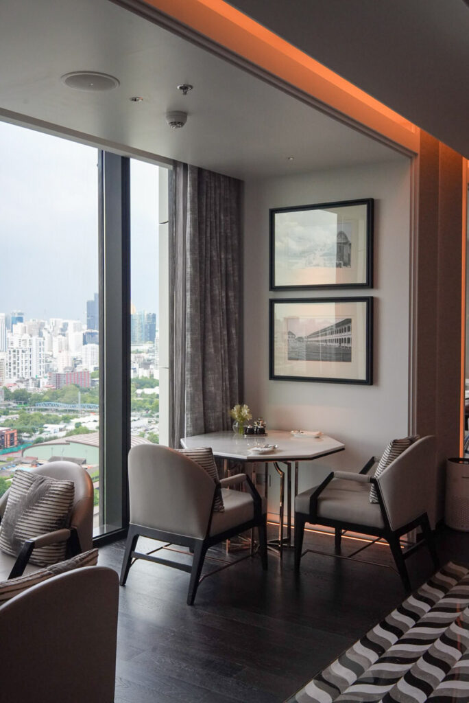 リッツカールトンバンコクの23階クラブラウンジ / Club Lounge on the 23rd floor at The Ritz-Carlton Bangkok