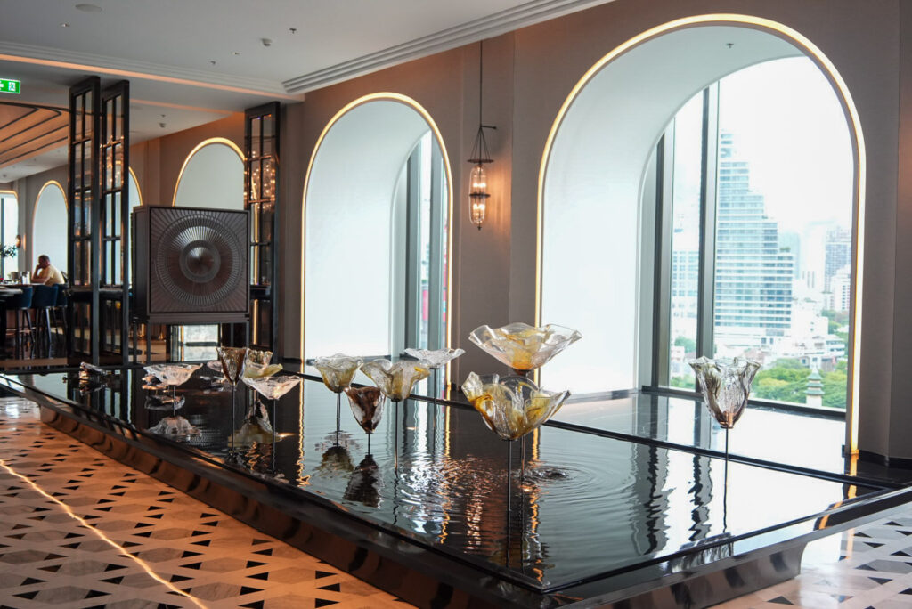 リッツカールトンバンコクのロビー蓮池アート Re/Leaf / Re/Leaf blown-glass lotus art installation at The Ritz-Carlton Bangkok lobby