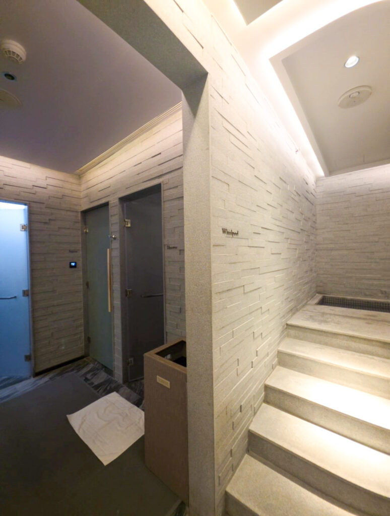 リッツカールトンバンコクの更衣室内サウナやシャワー