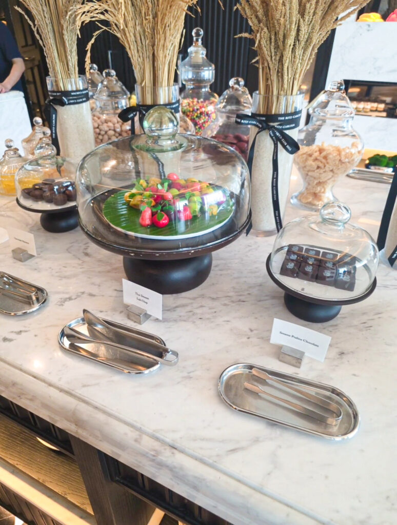 タイ伝統菓子ルークチュップ / Look Choup traditional Thai dessert at the club lounge