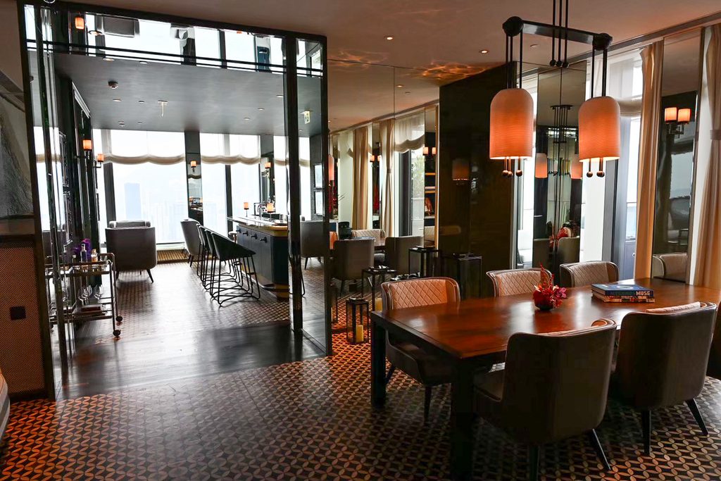 Rosewood Hong Kongの左側の談話室