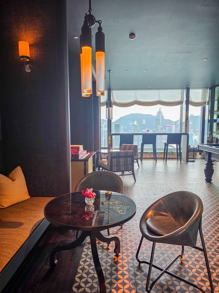 Rosewood Hong Kong のManor Clubから見た室内の景色