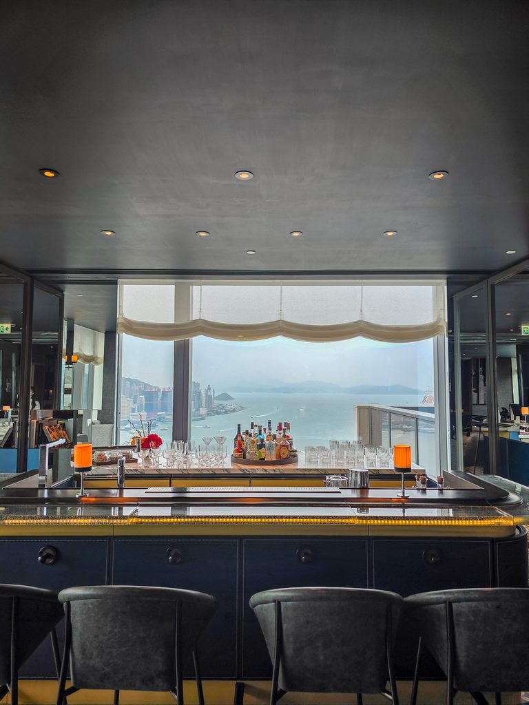 Rosewood Hong Kong Manor Clubのバーカウンター越しに見たヴィクトリアハーバー