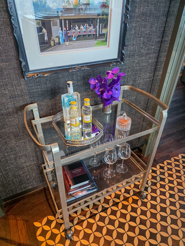 Rosewood Hong Kong Manor Clubにあるバーカート