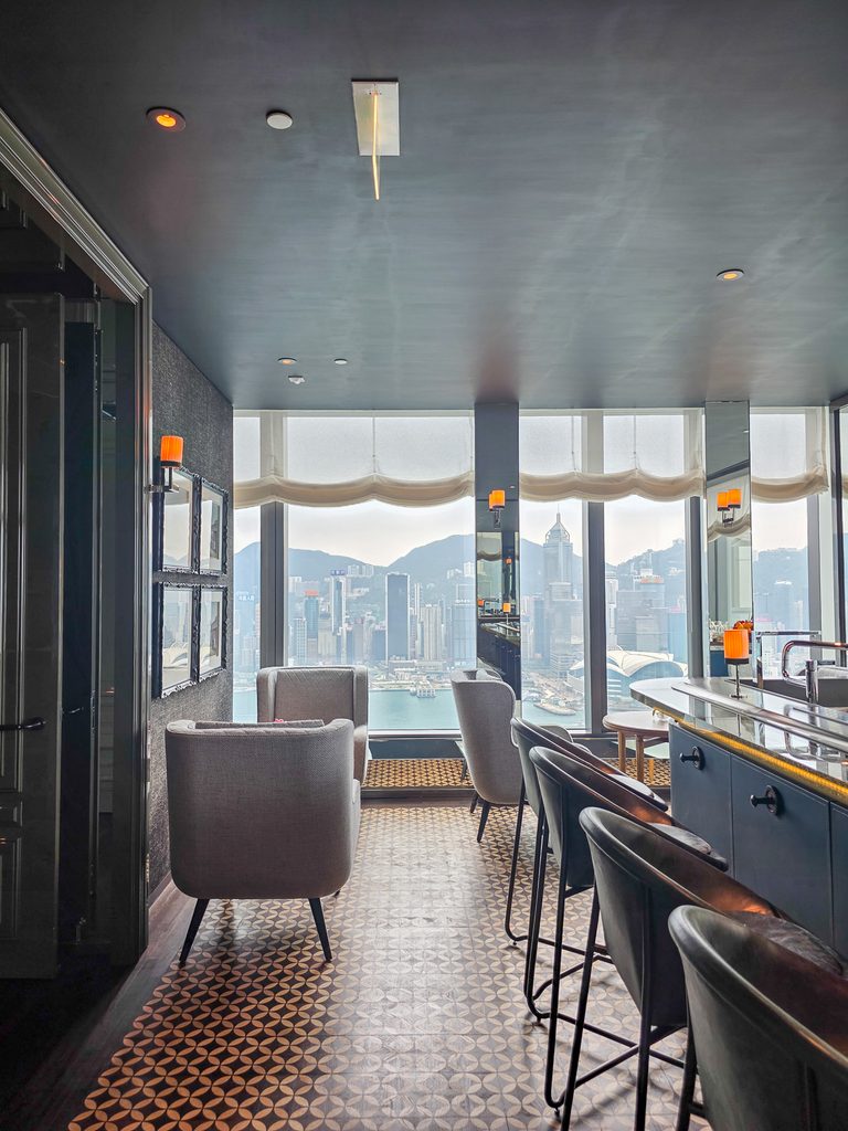 Rosewood Hong KongのManor Clubバーカウンターから見える外の景色