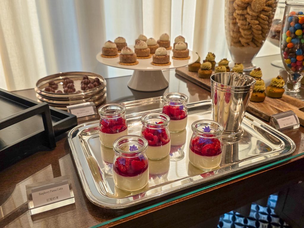 Rosewood Hong KongのManor Clubのイブニングカナッペのスイーツ