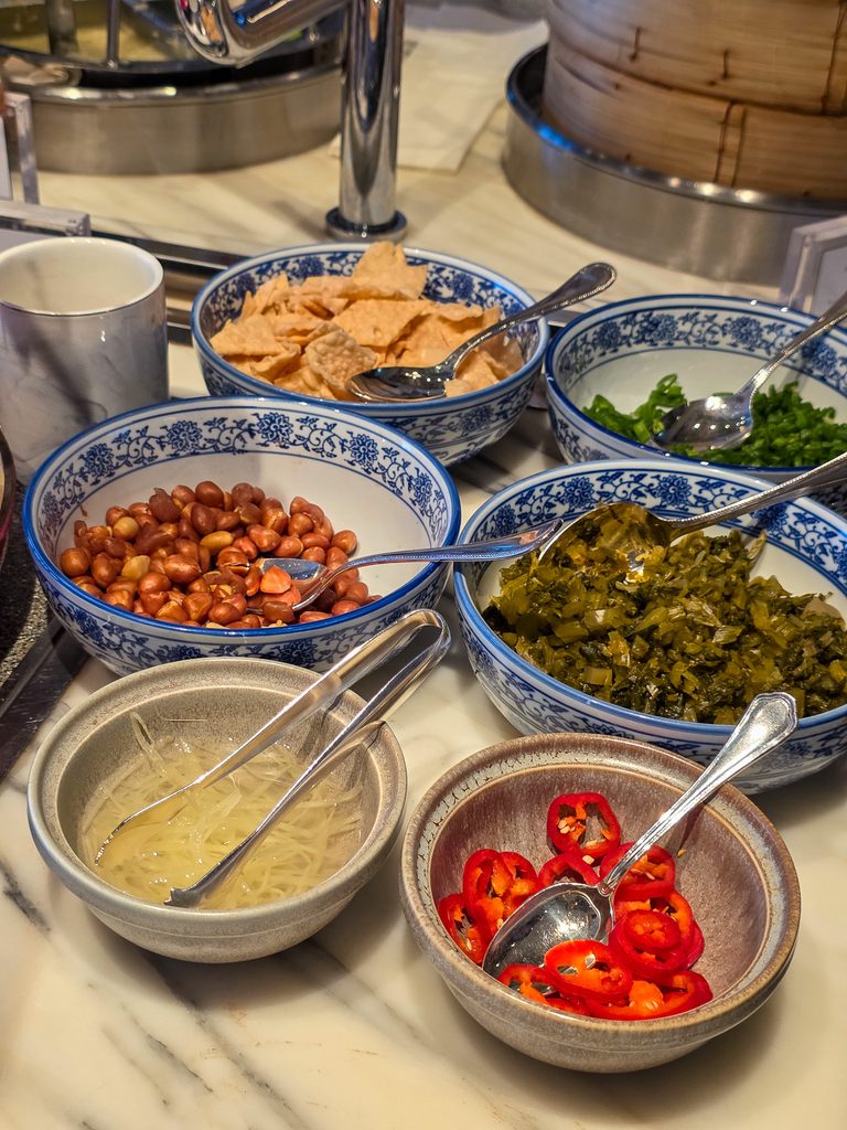 Rosewood Hong KongのManor Clubの朝食お粥のトッピング
