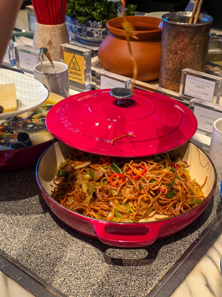 Rosewood Hong KongのManor Clubの朝食やきそば