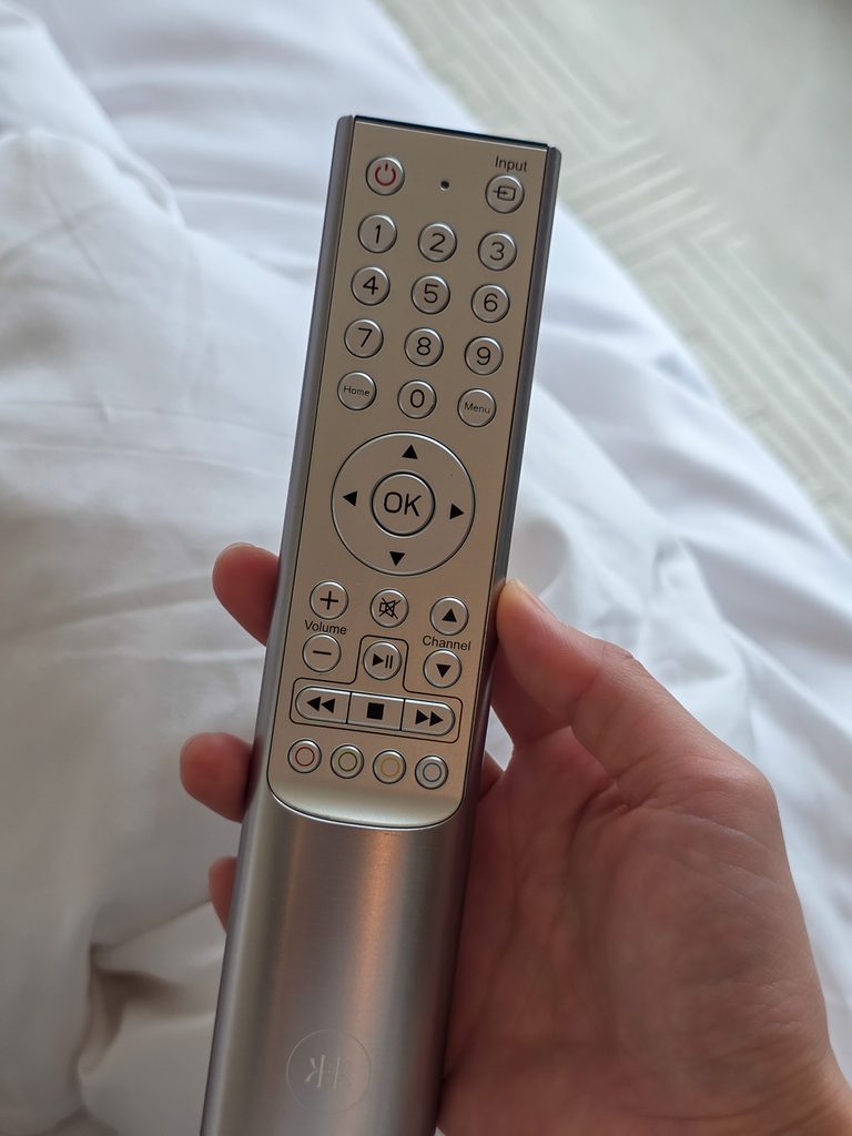 Rosewood Hong Kong客室内のテレビリモコン