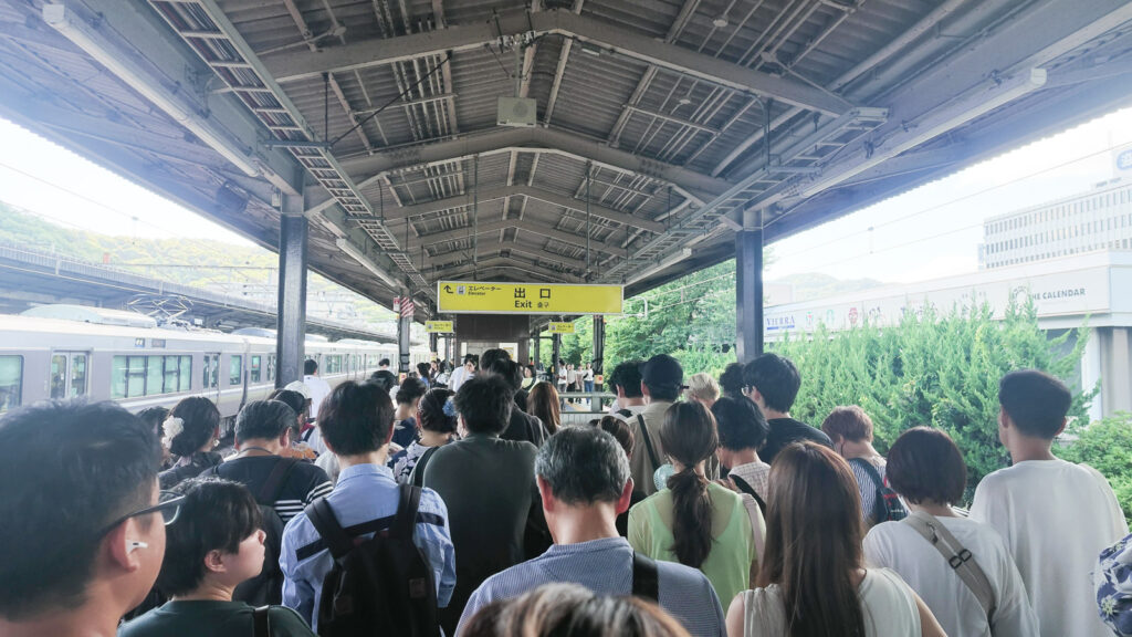 混雑する大津駅