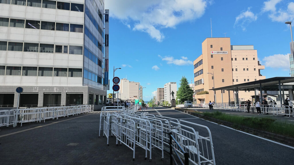 大津駅前の道から見えるびわこ