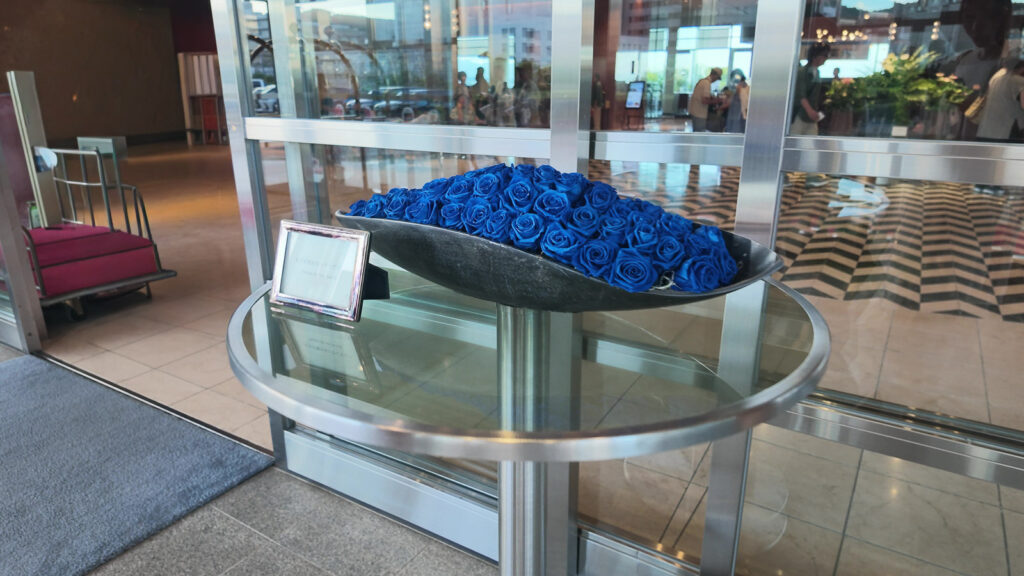 琵琶湖ホテル入り口の花瓶