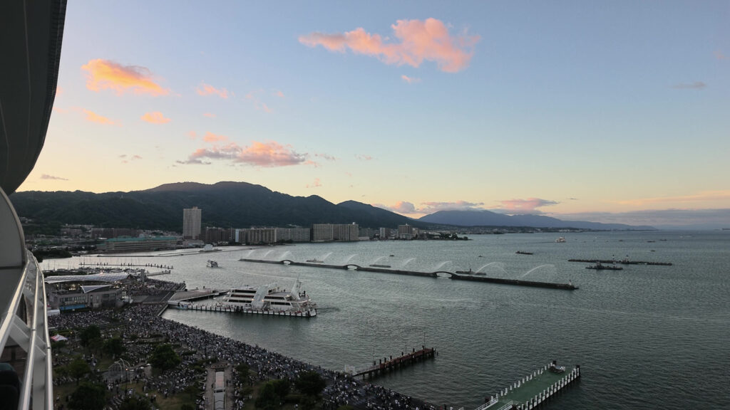 琵琶湖ホテル客室から見た夕暮れ時の琵琶湖