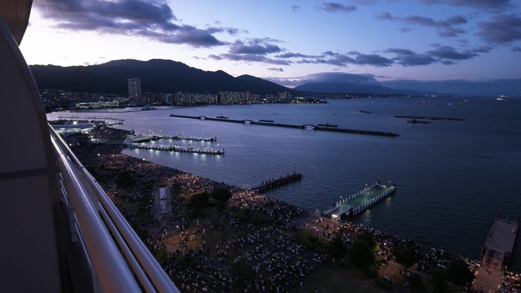琵琶湖ホテル客室から見た日が沈みかけちえる琵琶湖