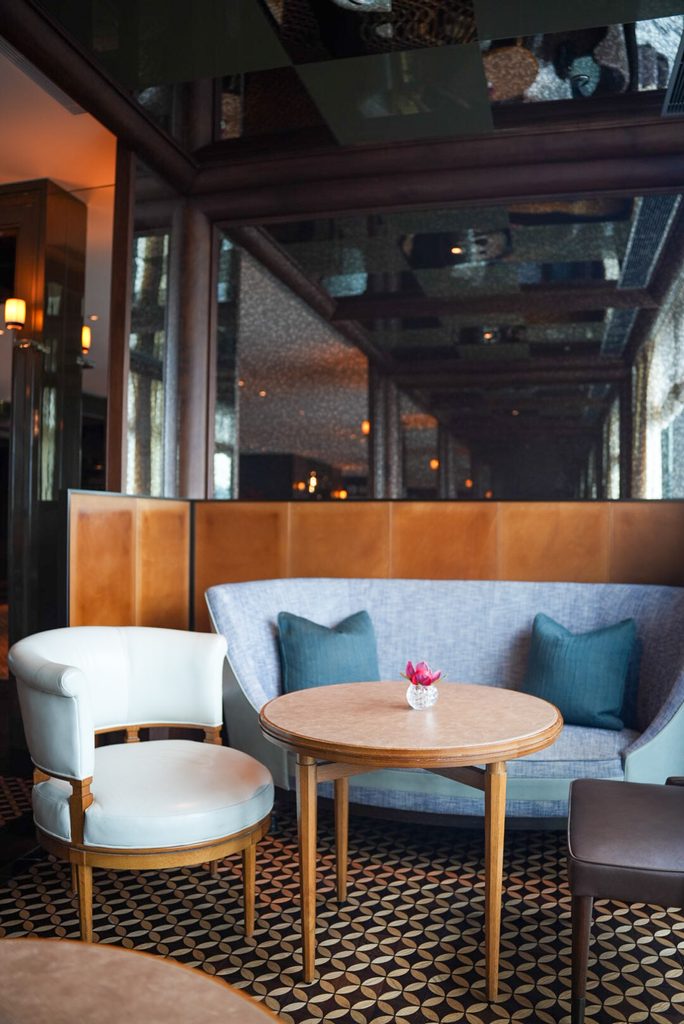 Rosewood Hong Kong Manor Clubの窓際の4人席