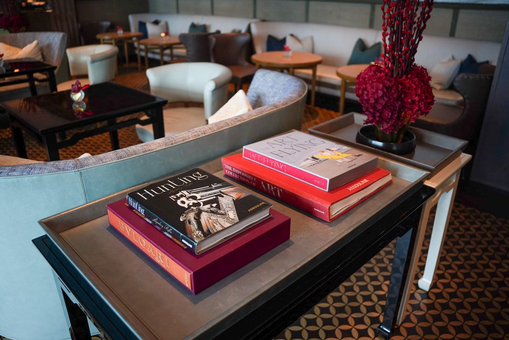 ローズウッド香港の Manor Clubにおいてある雑誌