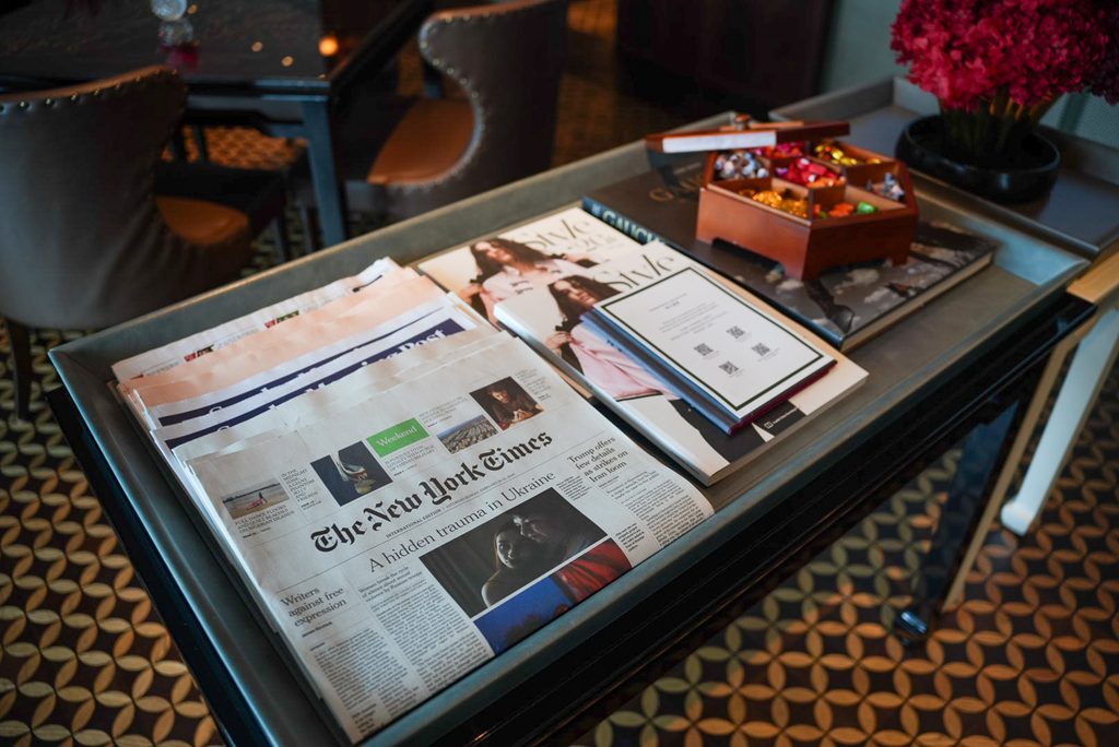 Rosewood Hong Kong Manor Clubにおいてある雑誌やニューヨークタイムス