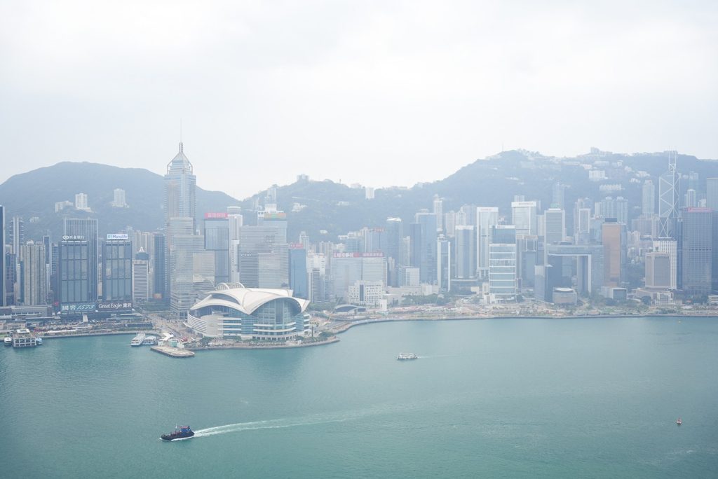 Rosewood Hong KongのManor Clubバルコニー席ソファから見たヴィクトリアハーバー