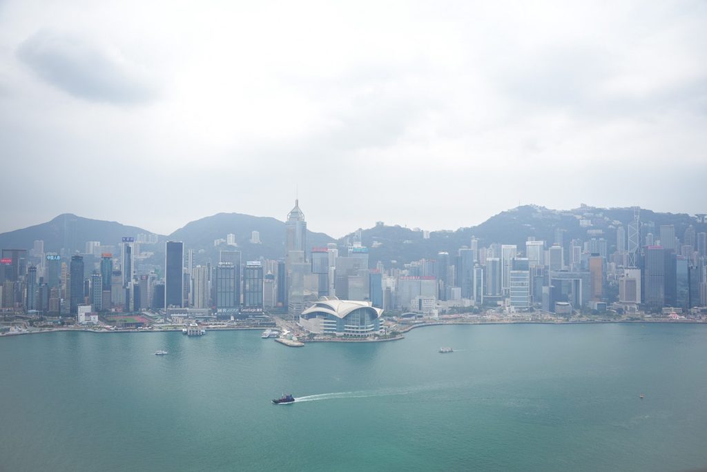 Rosewood Hong KongのManor Clubバルコニー席ソファから見たヴィクトリアハーバー