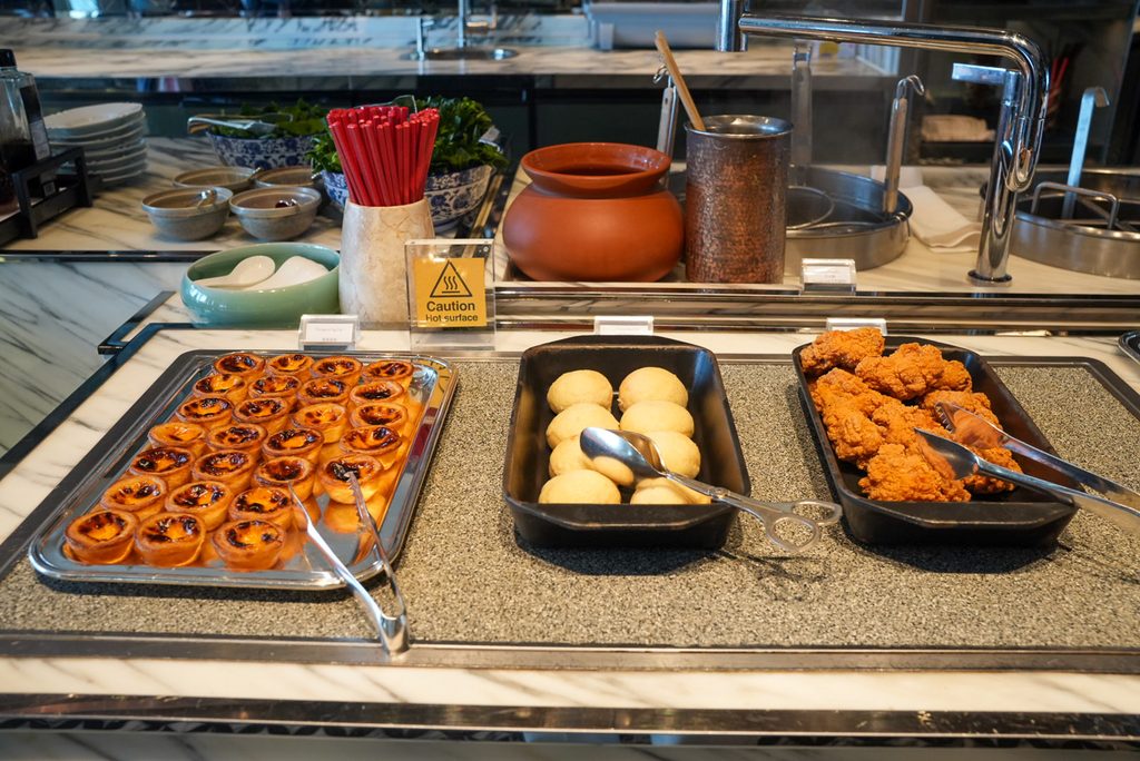 Rosewood Hong KongのManor Clubのアフタヌーンティーの軽食