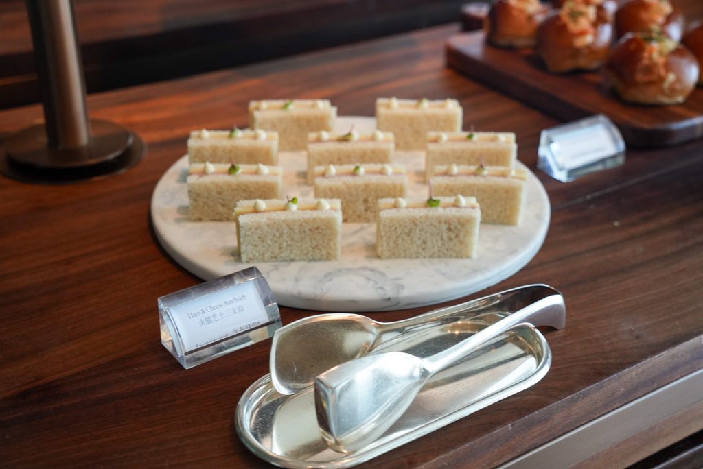 Rosewood Hong KongのManor Clubのアフタヌーンティーのハムとチーズのサンドイッチ