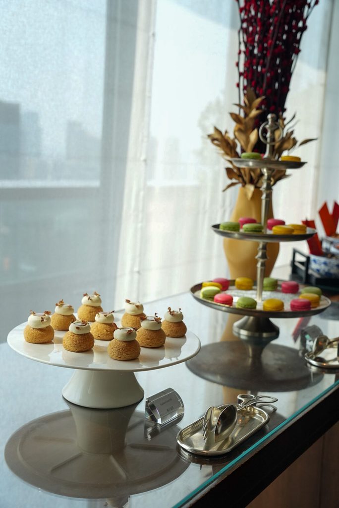 Rosewood Hong KongのManor Clubのアフタヌーンティーのスイーツ