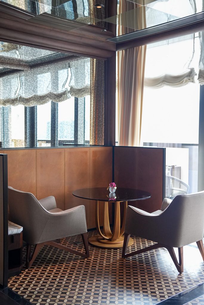 Rosewood Hong Kong Manor Clubの窓際にある2人席
