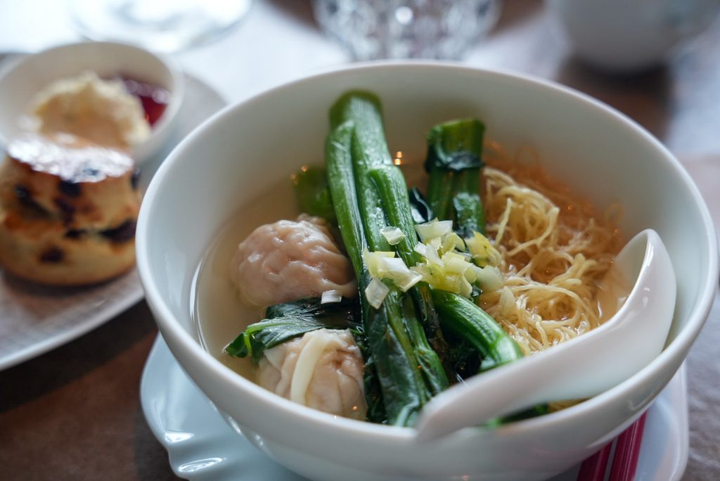 Rosewood Hong KongのManor Clubのアフタヌーンティーにあった雲吞麺