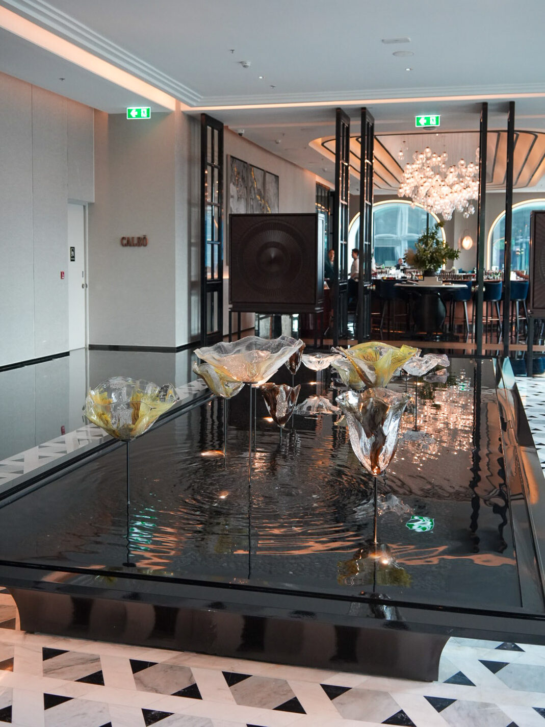リッツカールトンバンコクのロビー蓮池アート Re/Leaf / Re/Leaf blown-glass lotus art installation at The Ritz-Carlton Bangkok lobby