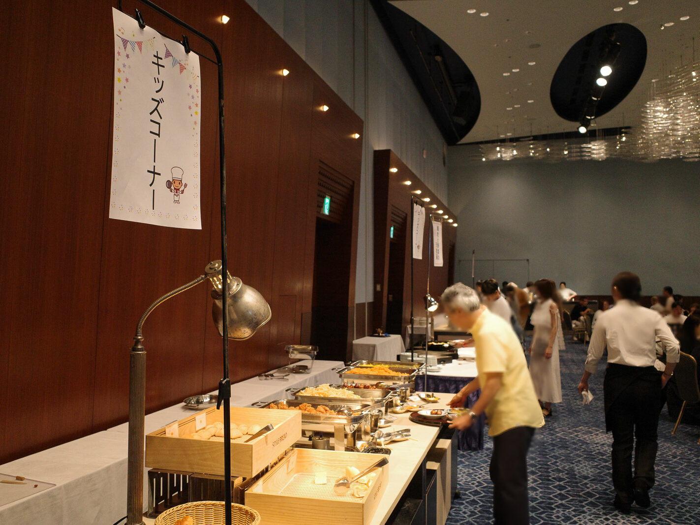 琵琶湖ホテル夕食会場「瑠璃」ビュッフェ