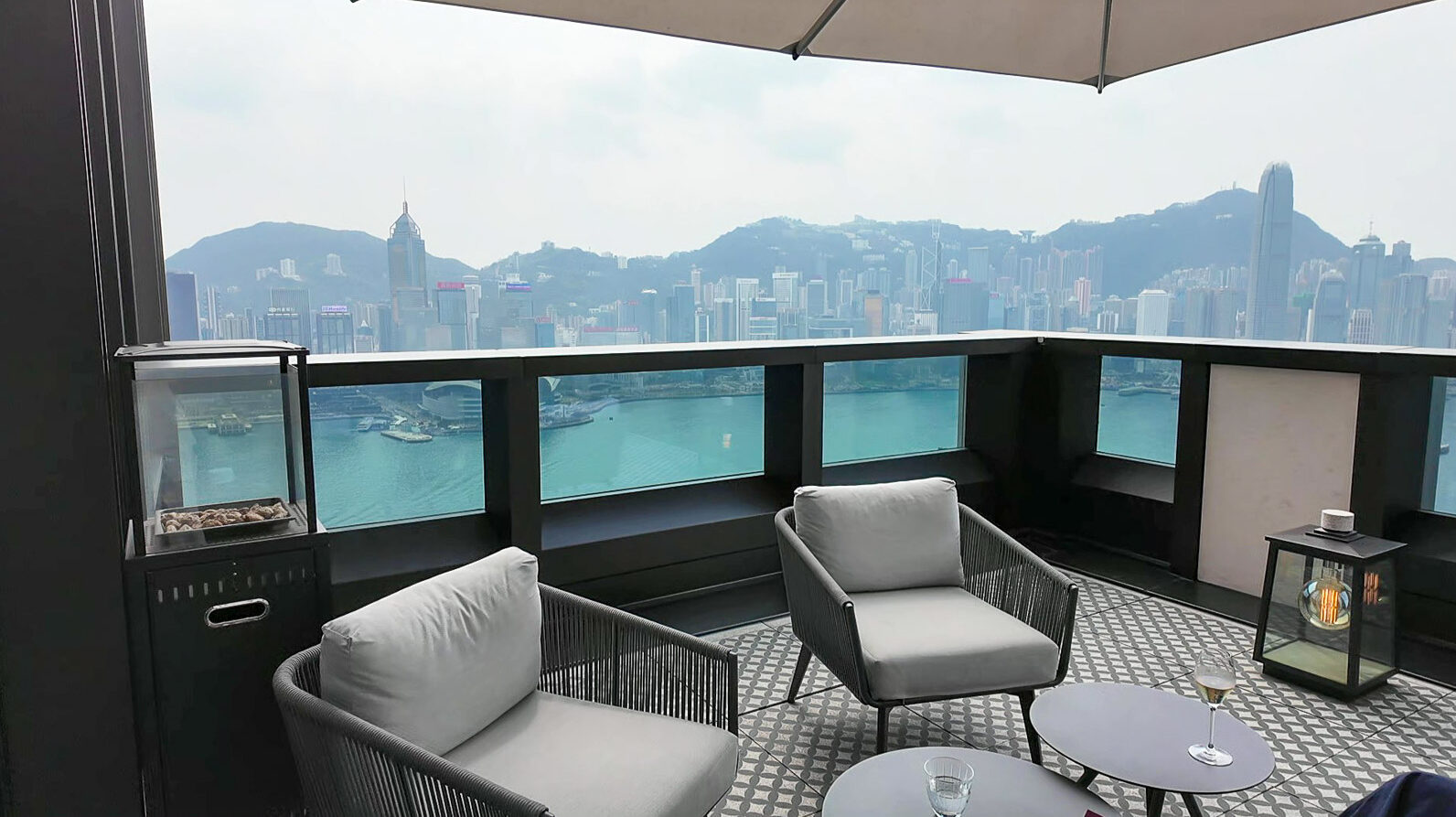 Rosewood Hong Kong Manor Club最端のソファ席から見たヴィクトリアハーバー