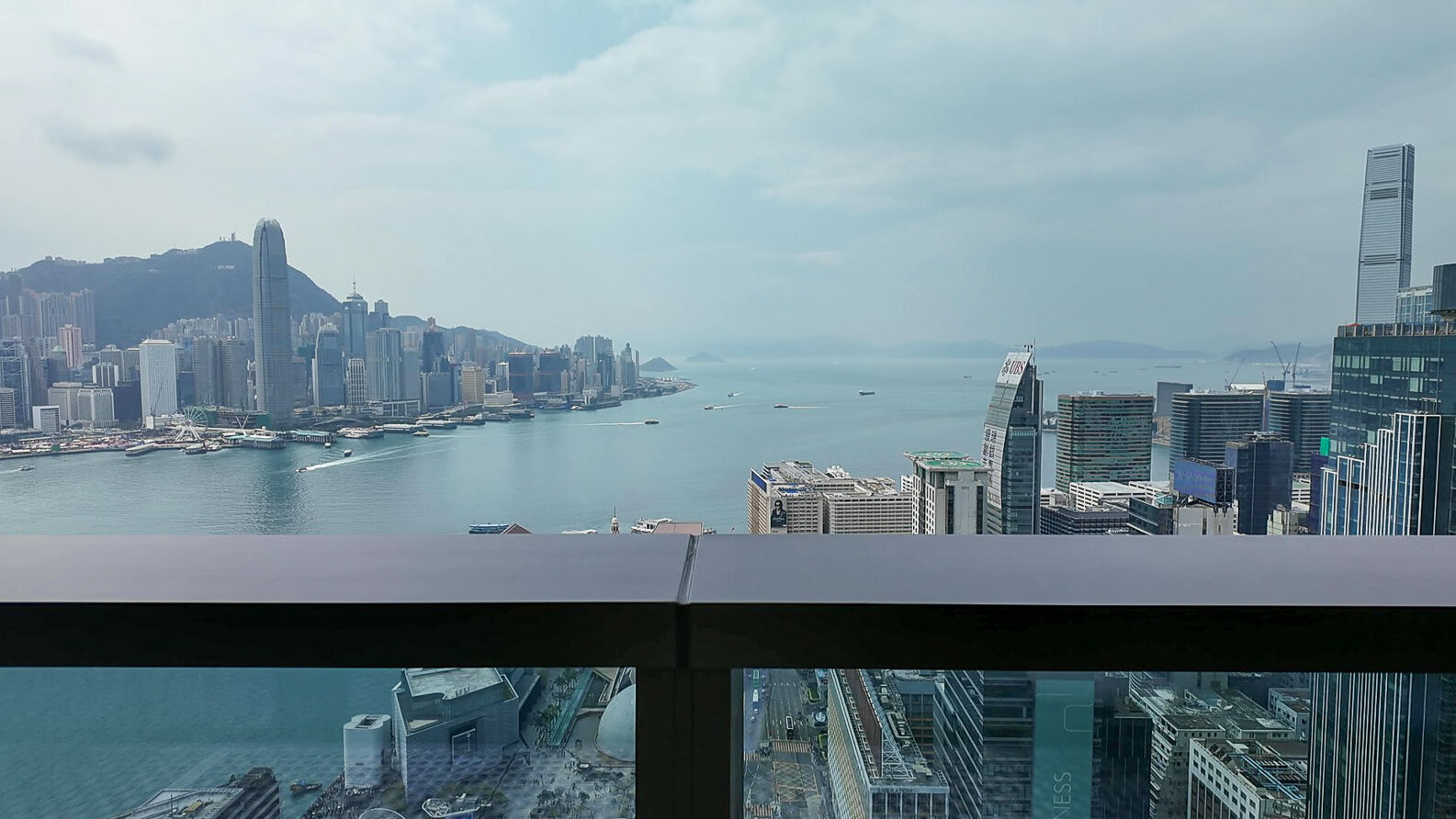 Rosewood Hong Kong Manor Clubバルコニーから見たヴィクトリアハーバー