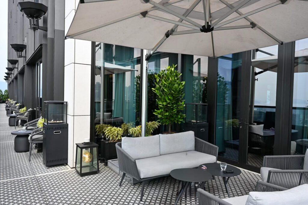 Rosewood Hong Kong Manor Clubの角のソファ席