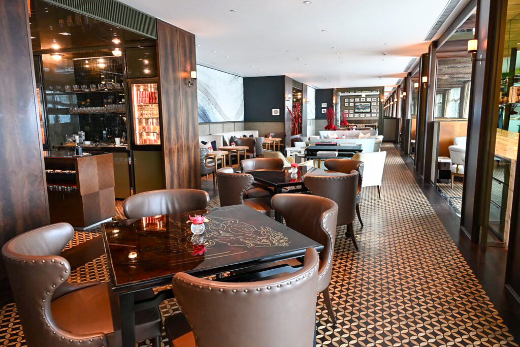 一番奥側から見たRosewood Hong Kong Manor Clubのダイニングルーム