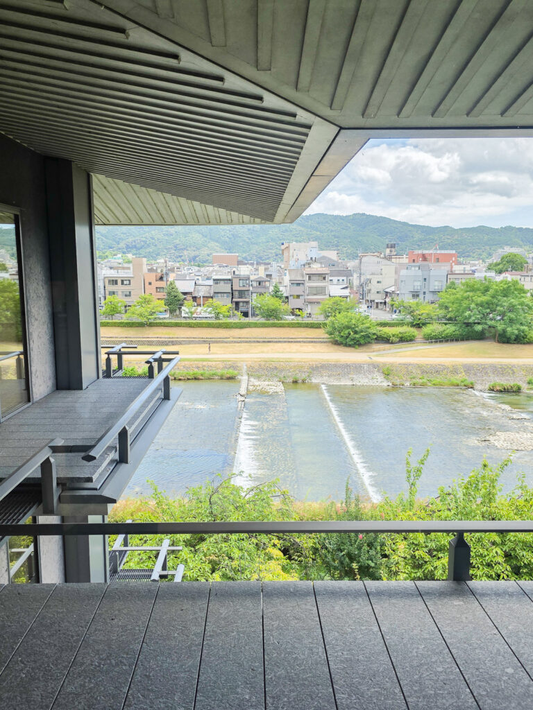 リッツカールトン京都KAMOGAWAエグゼクティブスイートルームベッドルームから見た鴨川