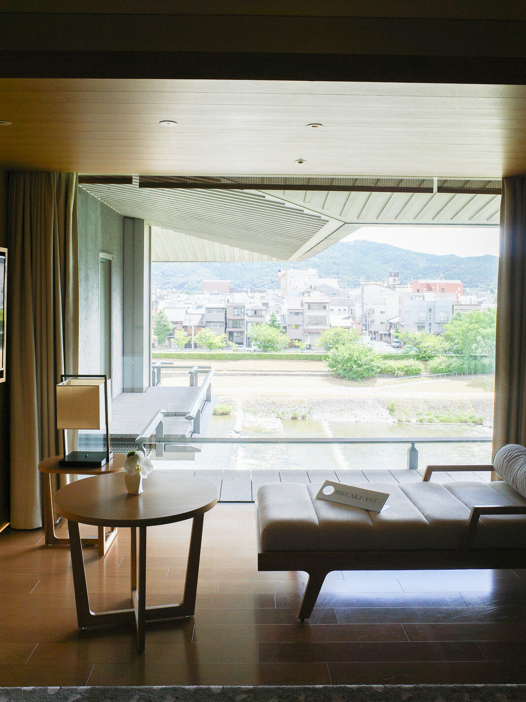 リッツカールトン京都KAMOGAWAエグゼクティブスイートルームベッドルームデイベッド