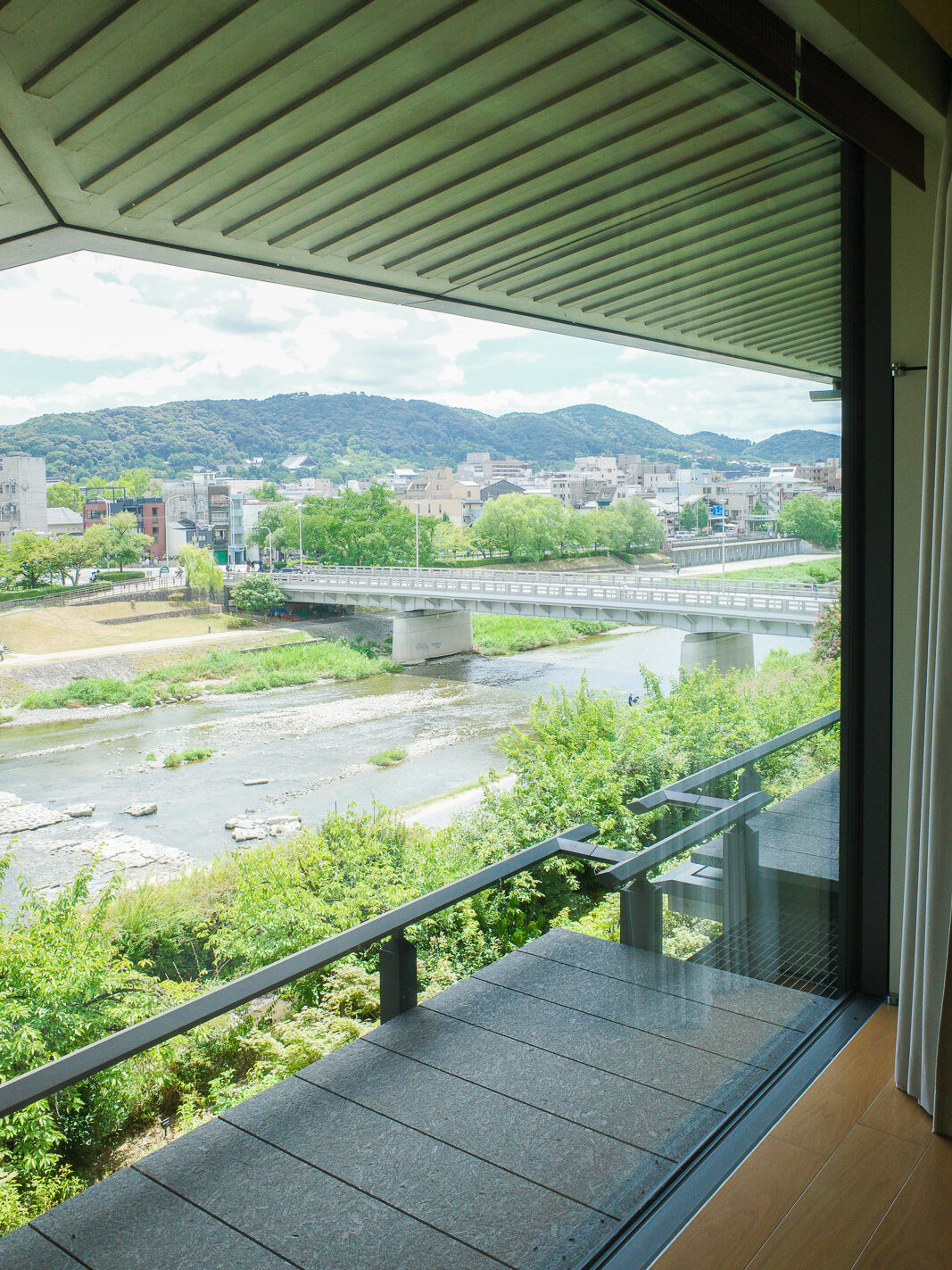 リッツカールトン京都KAMOGAWAエグゼクティブスイートルームベッドルームからみた鴨川