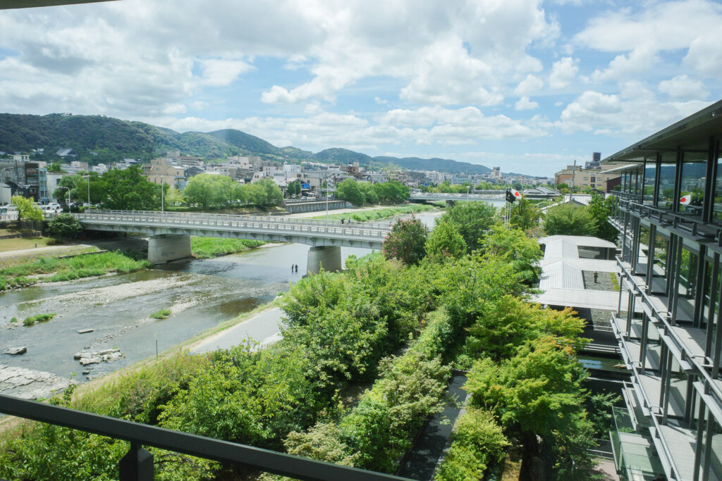 リッツカールトン京都KAMOGAWAエグゼクティブスイートルームリビングから見た鴨川