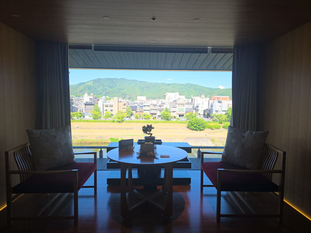 リッツカールトン京都KAMOGAWAエグゼクティブスイートルームリビング鴨川側