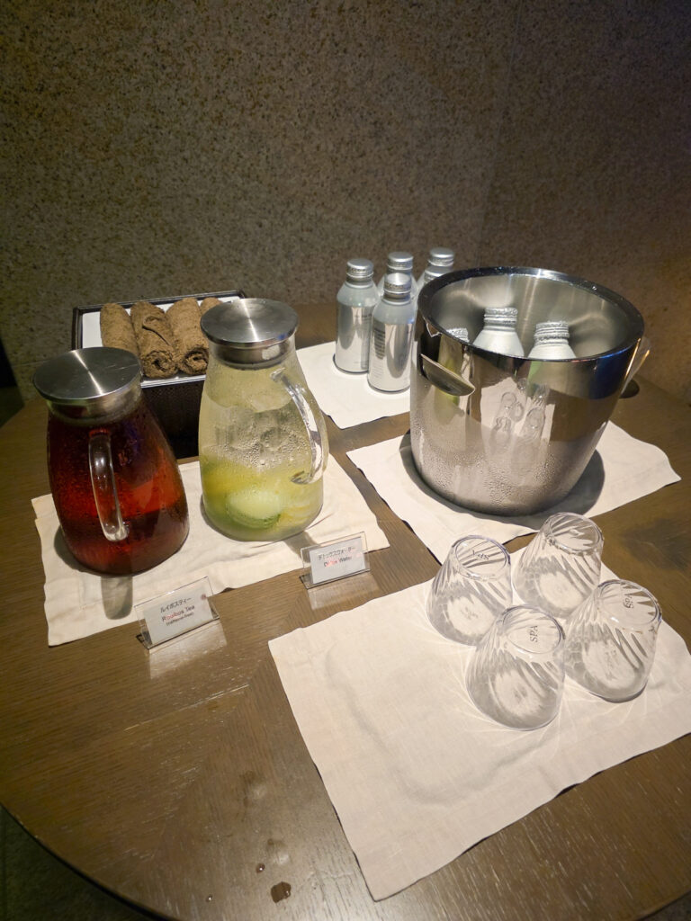 リッツカールトン京都プール内の飲料水