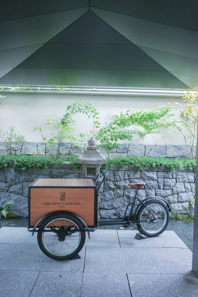 リッツカールトン京都入口にある自転車