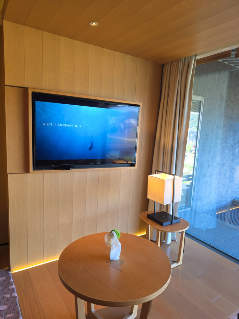 リッツカールトン京都KAMOGAWAエグゼクティブスイートルームベッドルームテレビ