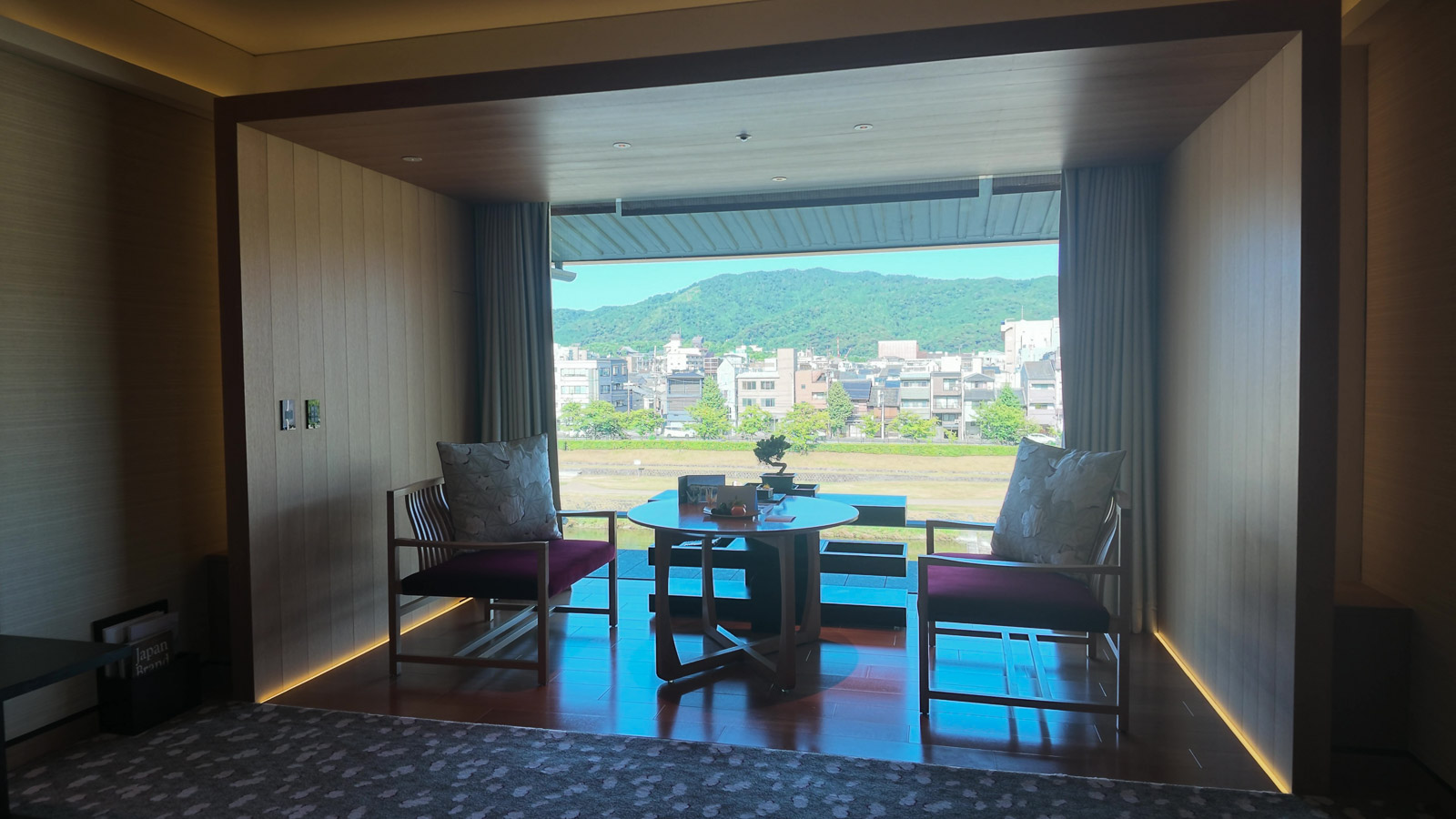 リッツカールトン京都KAMOGAWAエグゼクティブスイートルームリビングの外側